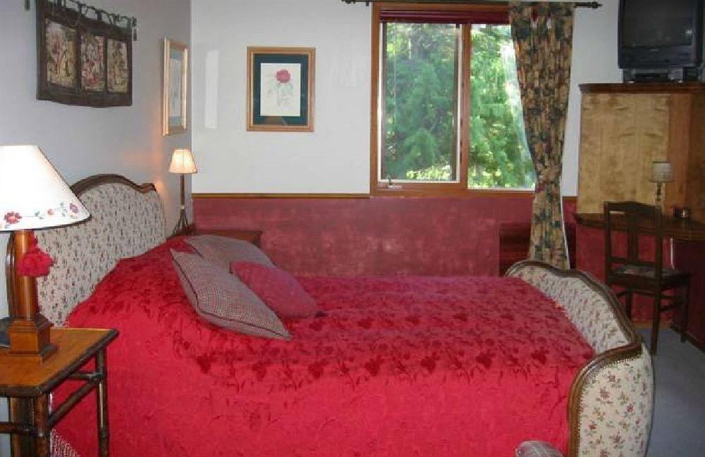 Inn At Clifftop Lane Bed And Breakfast Whistler Extérieur photo