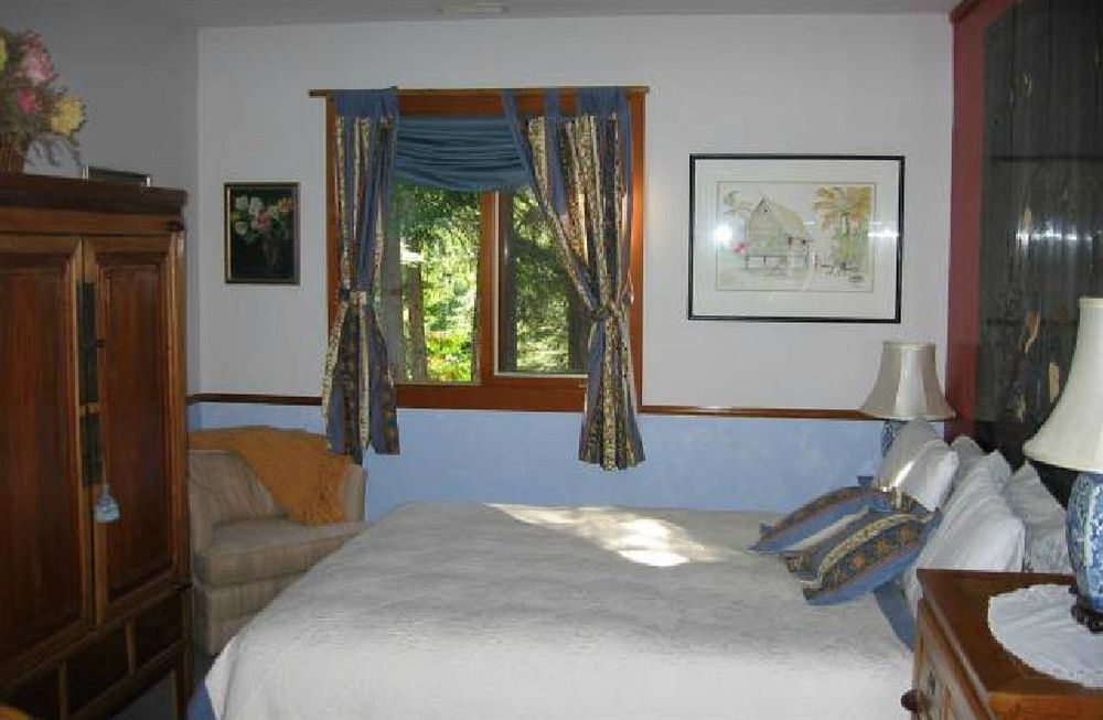 Inn At Clifftop Lane Bed And Breakfast Whistler Extérieur photo